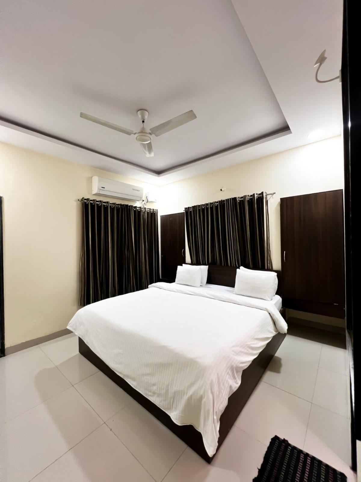 Saburi Apartments Shirdi Extérieur photo